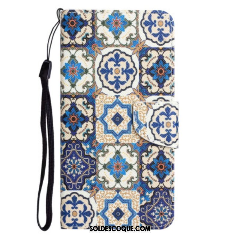 Housse iPhone 15 Patchwork Bleu à Lanière